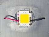 namontovaný nový COB LED modul do reflektoru